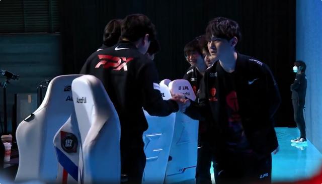 V5完胜FPX，Clid送出助攻