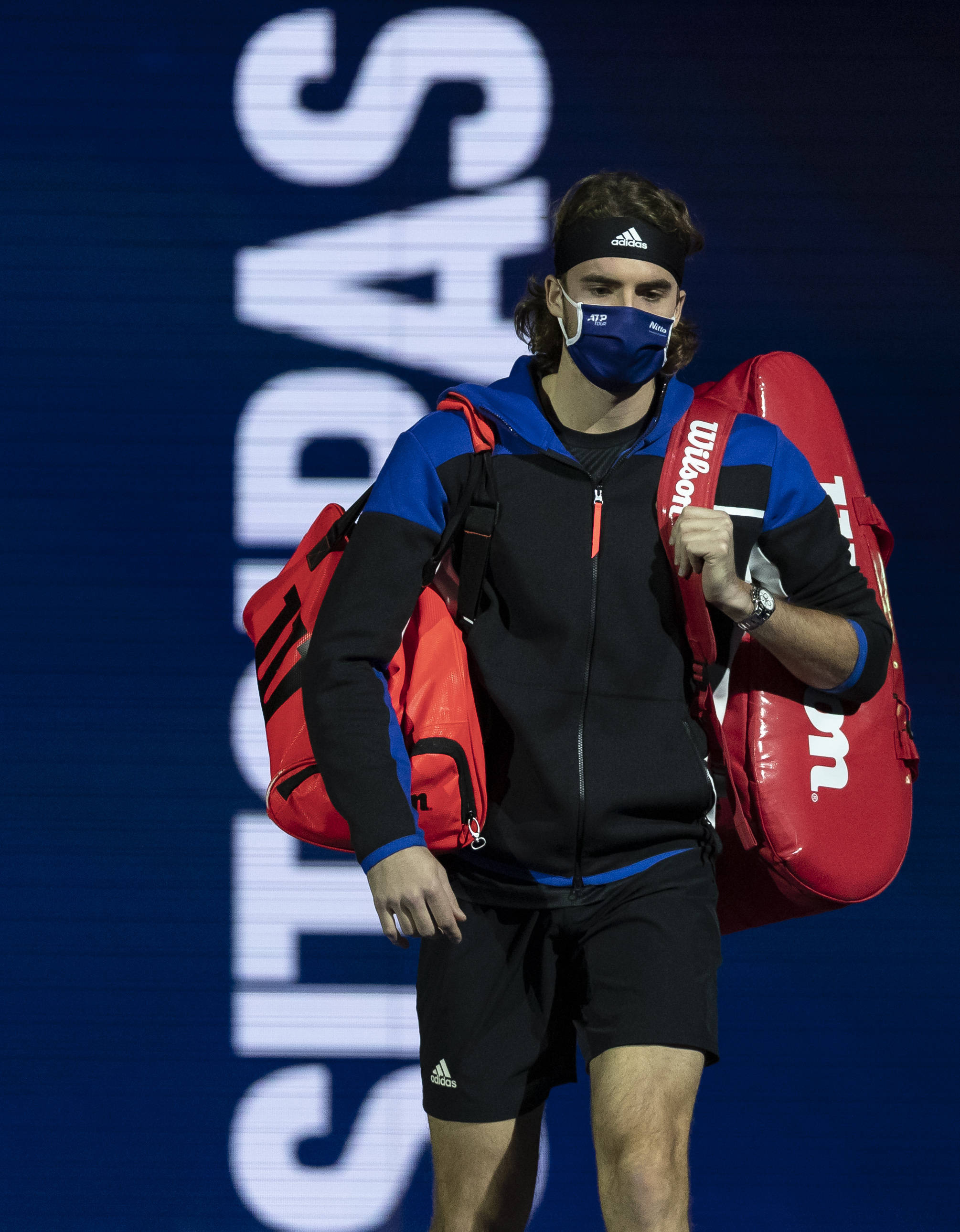 美国网球队险胜世界网球队，西西帕斯爆发神勇