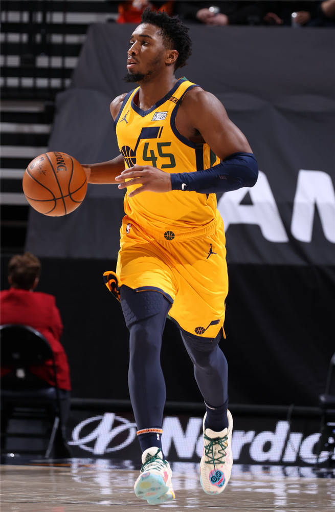 爵士轻取鹈鹕，易建联刷新纪录