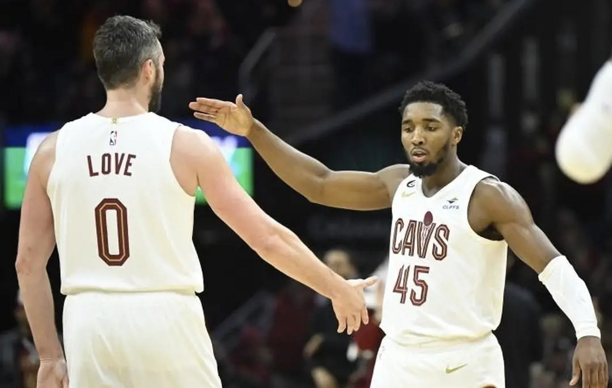 北京队逆转独行侠，米切尔带队取胜