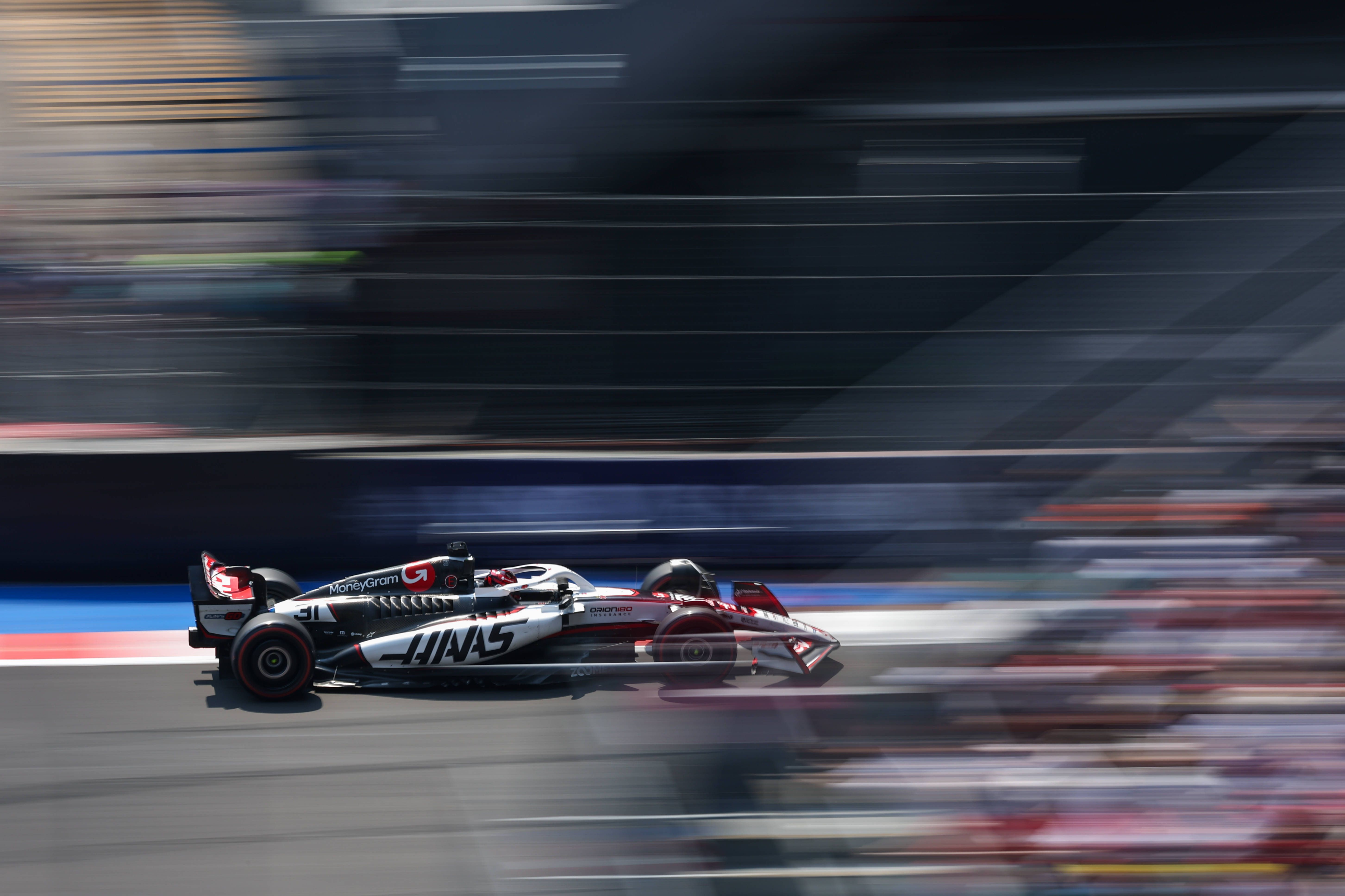 索伯车队碾压红牛车队，塞恩斯高光表现