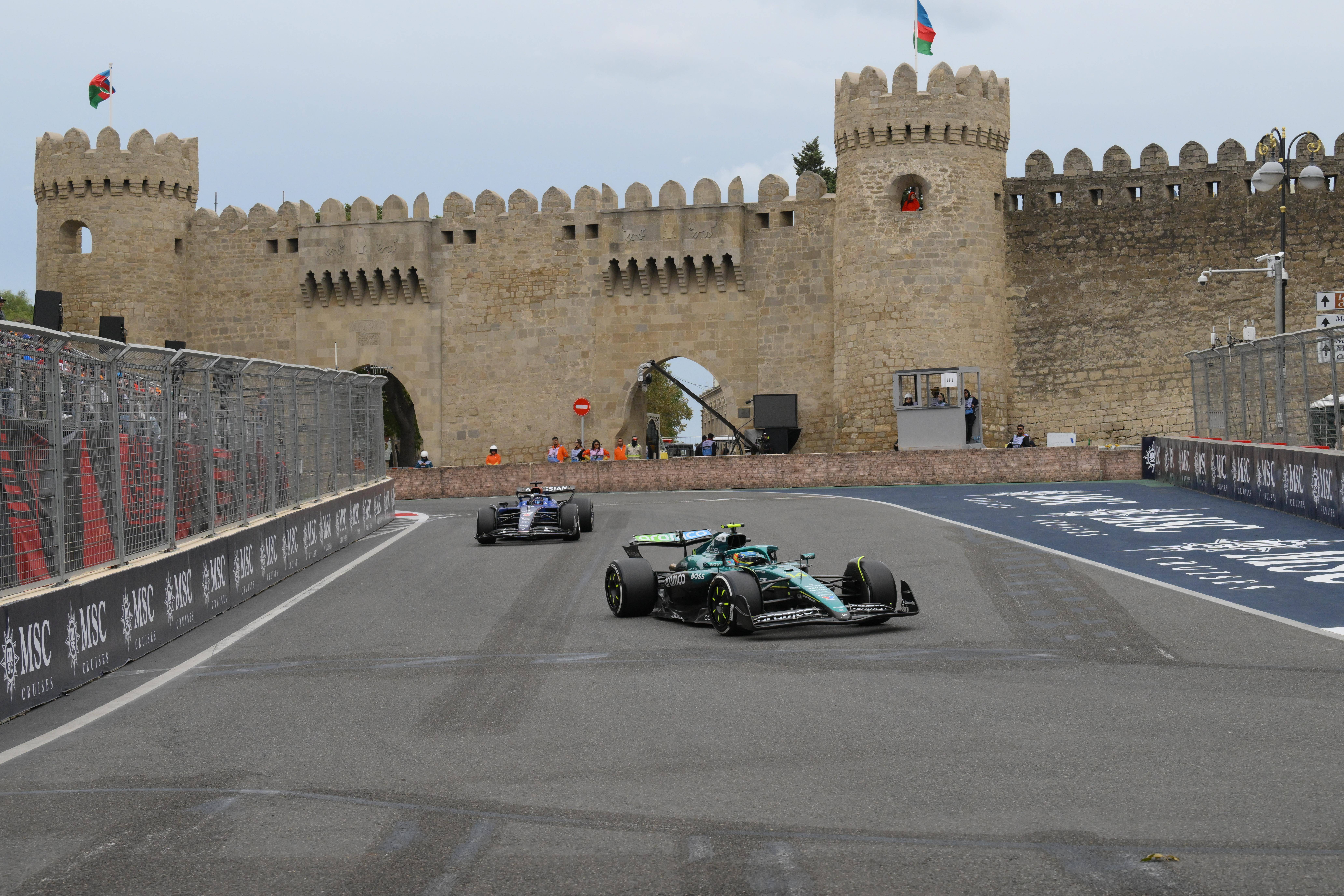 红牛车队轻取阿斯顿马丁，塞恩斯高光表现