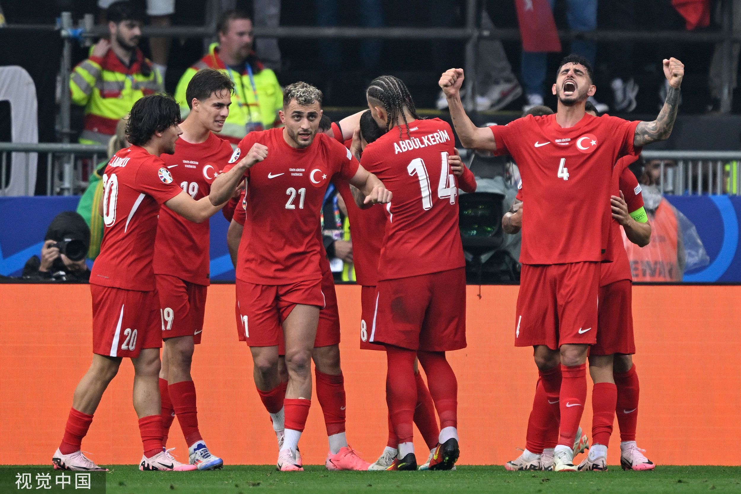 土耳其碾压荷兰，本泽马带队取胜